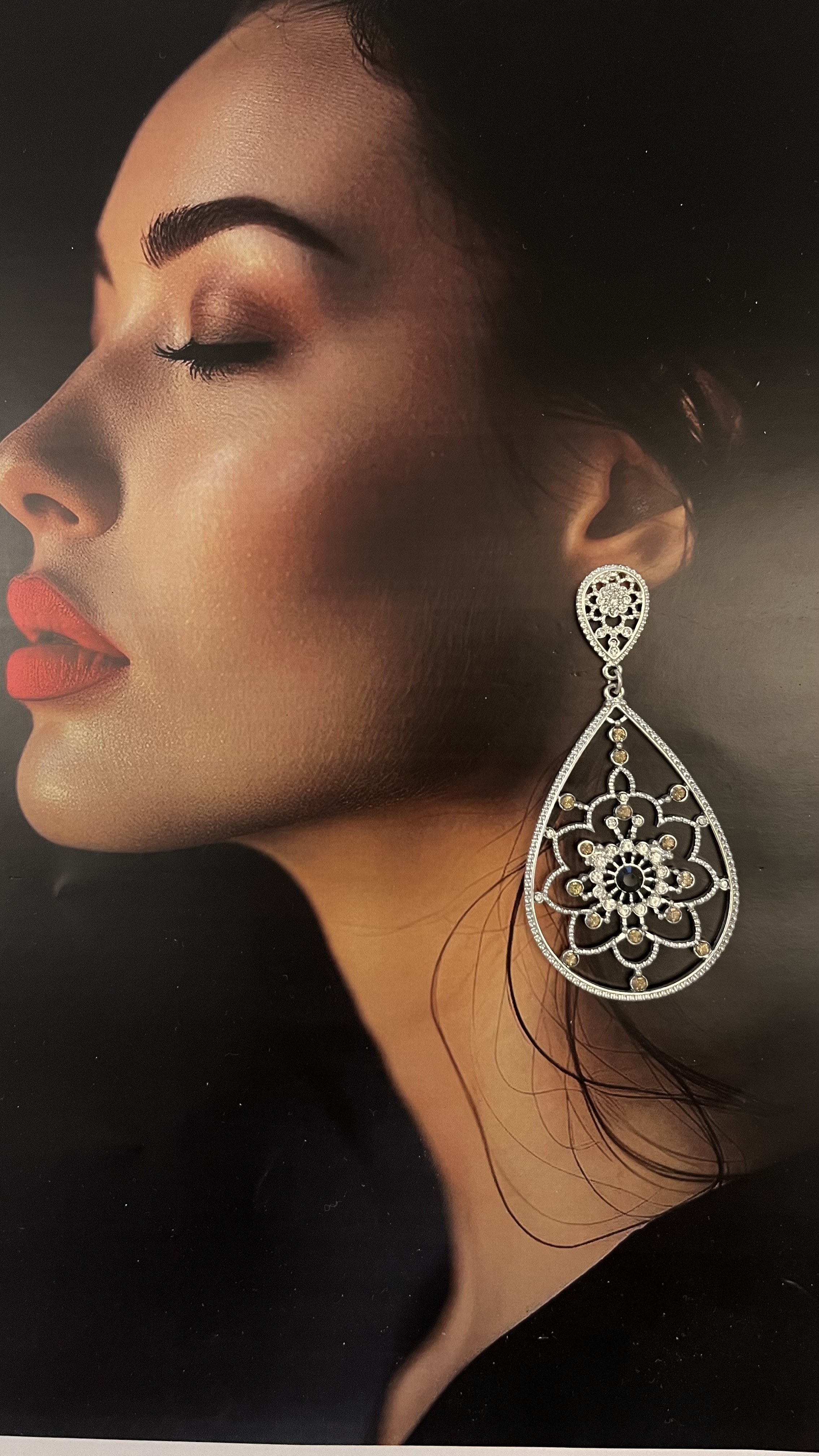 گوشواره جواهری زنانه طرح گل نگین مشکی